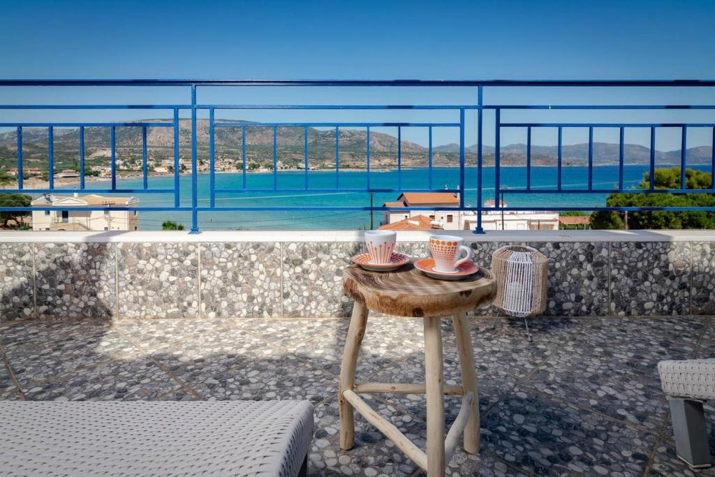una mesa con dos tazas con vistas al océano en SeaView flat steps to the Beach, en Karavostásion