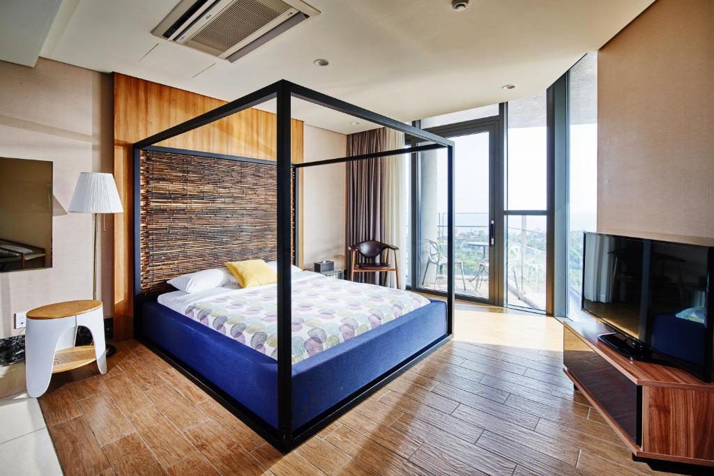 Postel nebo postele na pokoji v ubytování Jeju Bom stay & Art Gallery