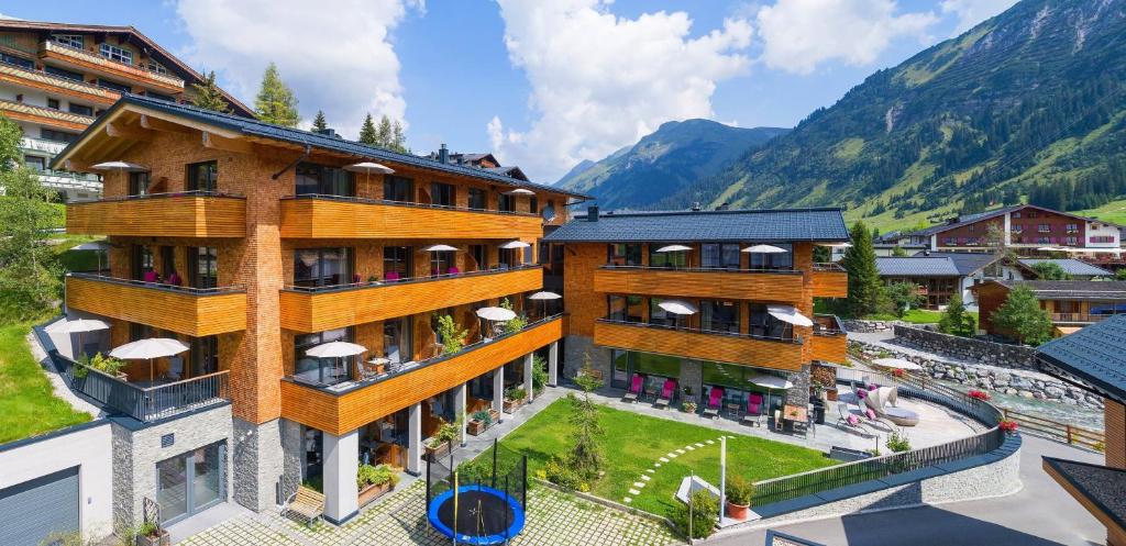 eine Luftansicht eines Hotels mit Bergen im Hintergrund in der Unterkunft Mats Lech Alpenquartier in Lech am Arlberg