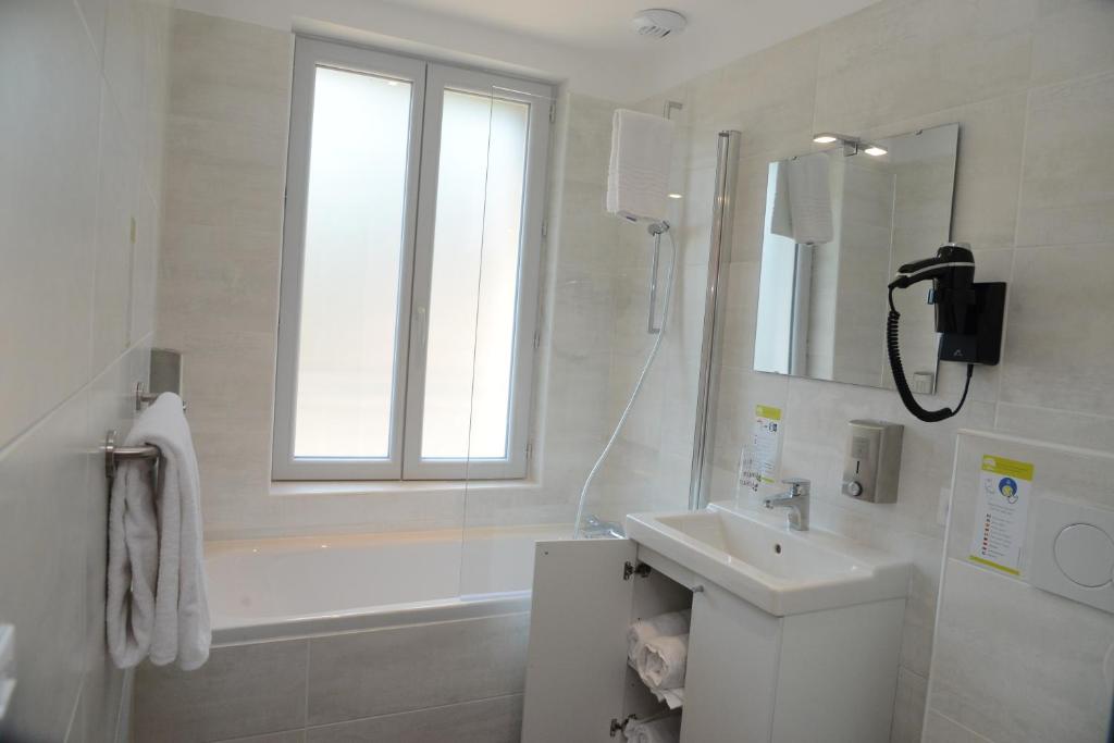 Logis Hotel Yseria - Historical Center - Habitación Triple Confort