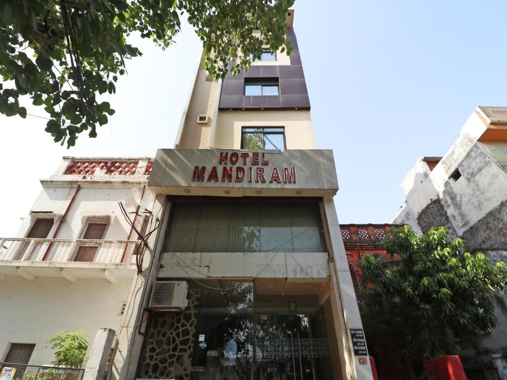 a building with a sign that reads hotel mandarin at Hotel Mandiram in Allahābād