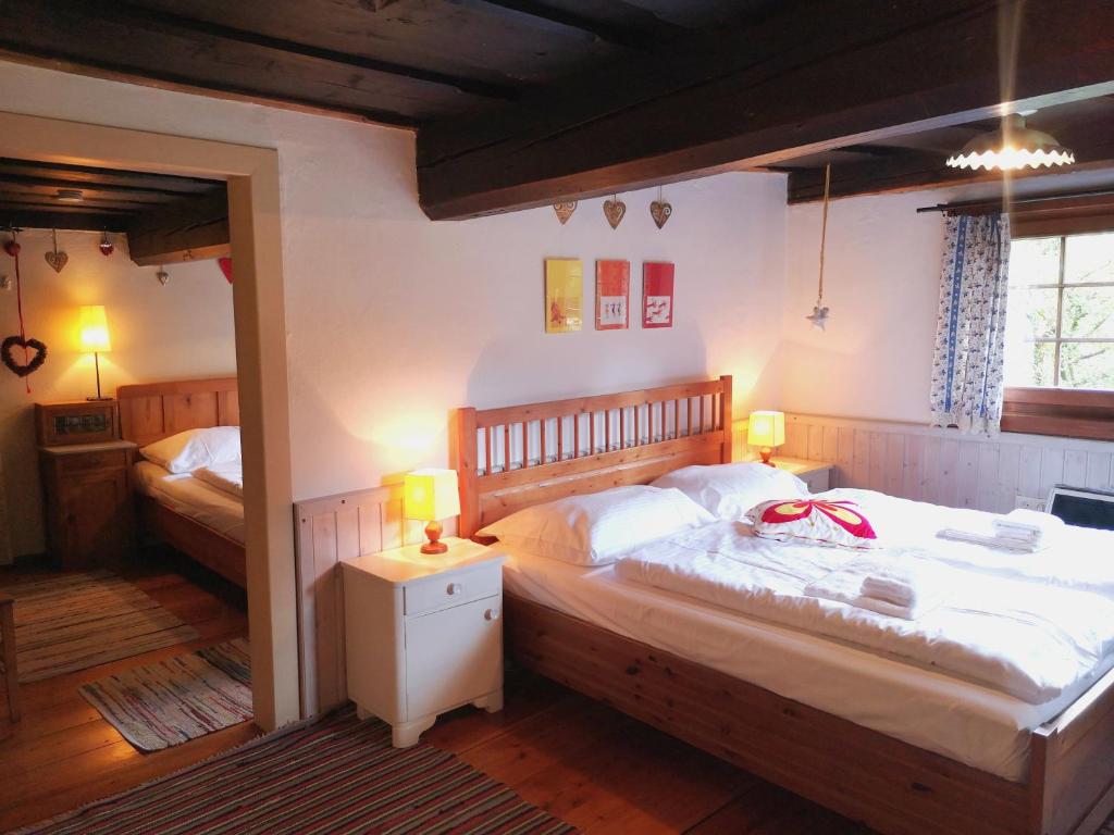 Postel nebo postele na pokoji v ubytování Ferienhaus Zipfmatl Keusche