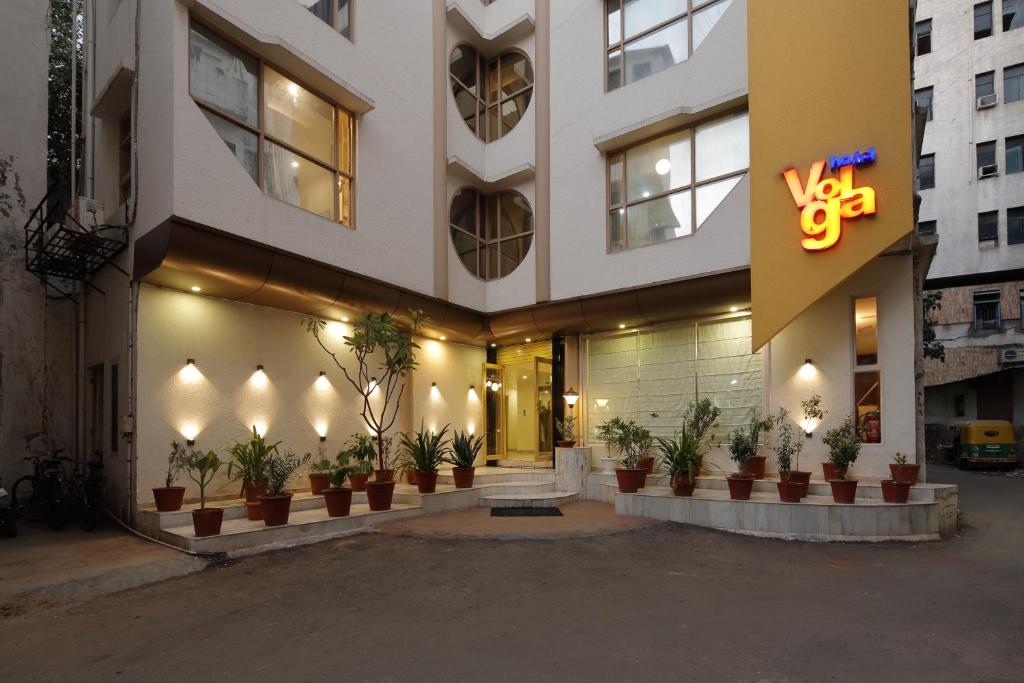 een gebouw met potplanten ervoor bij Hotel Volga in Ahmedabad