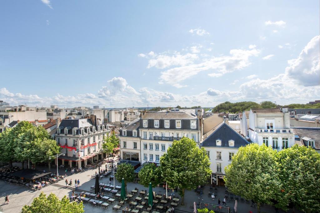 eine Luftansicht einer Stadt mit Gebäuden in der Unterkunft Best Western Hotel Centre Reims in Reims