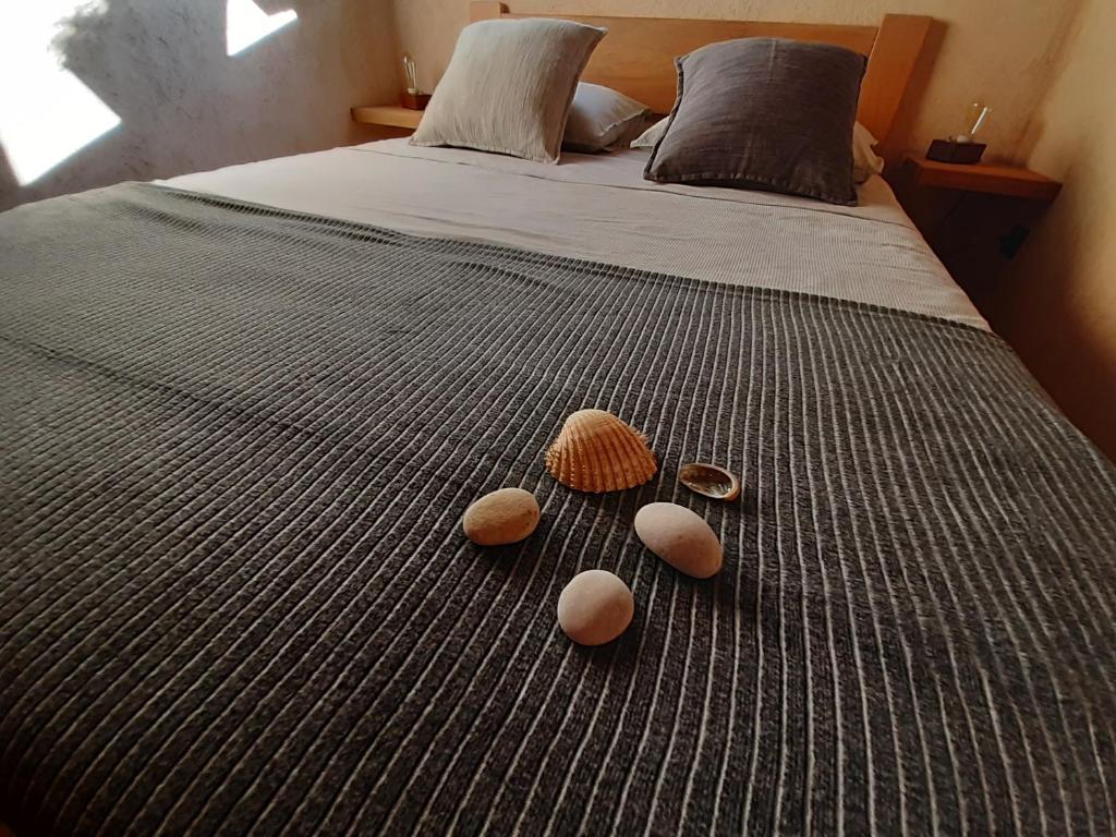 a bed with four seashells on it with a bed at Apartment Nona Keka in Cres