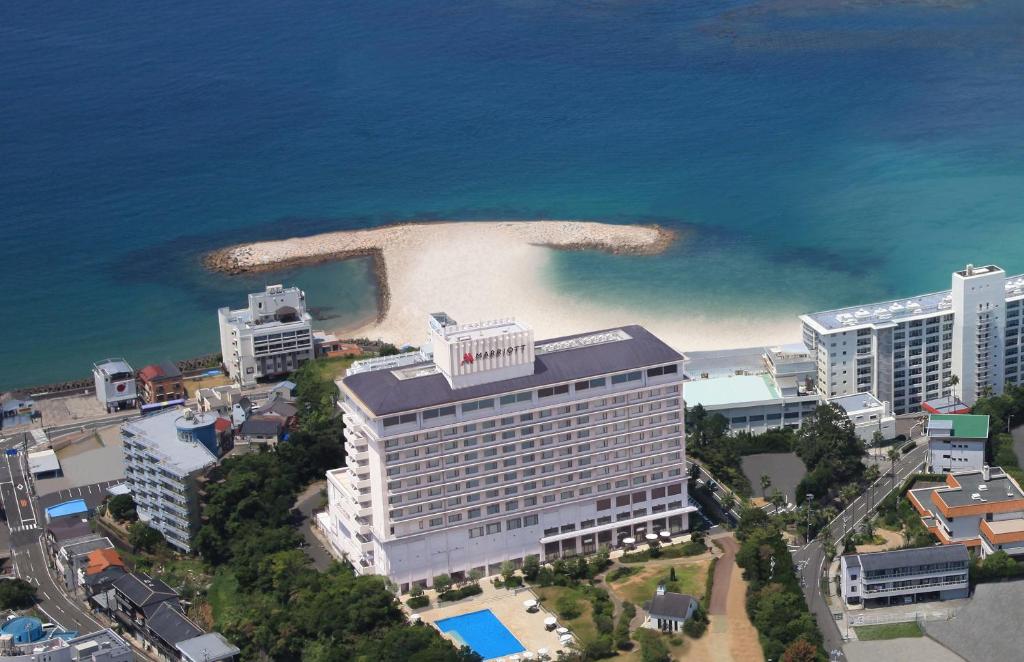 z powietrza widok na hotel i plażę w obiekcie Nanki-Shirahama Marriott Hotel w mieście Shirahama