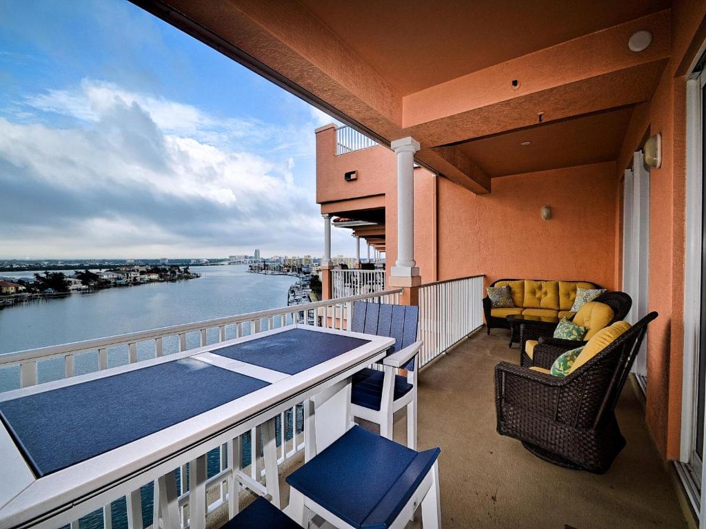清水海灘的住宿－Harborview Grande 800 Luxury 8th Floor Condo with Stunning Harbor Views 23067，河景阳台