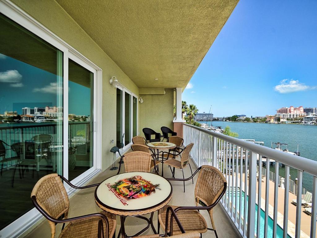 Un balcon sau o terasă la Sandpiper's Cove 303 Waterfront 3 Bedroom 2 Bathroom - Sandpiper's Cove 23146