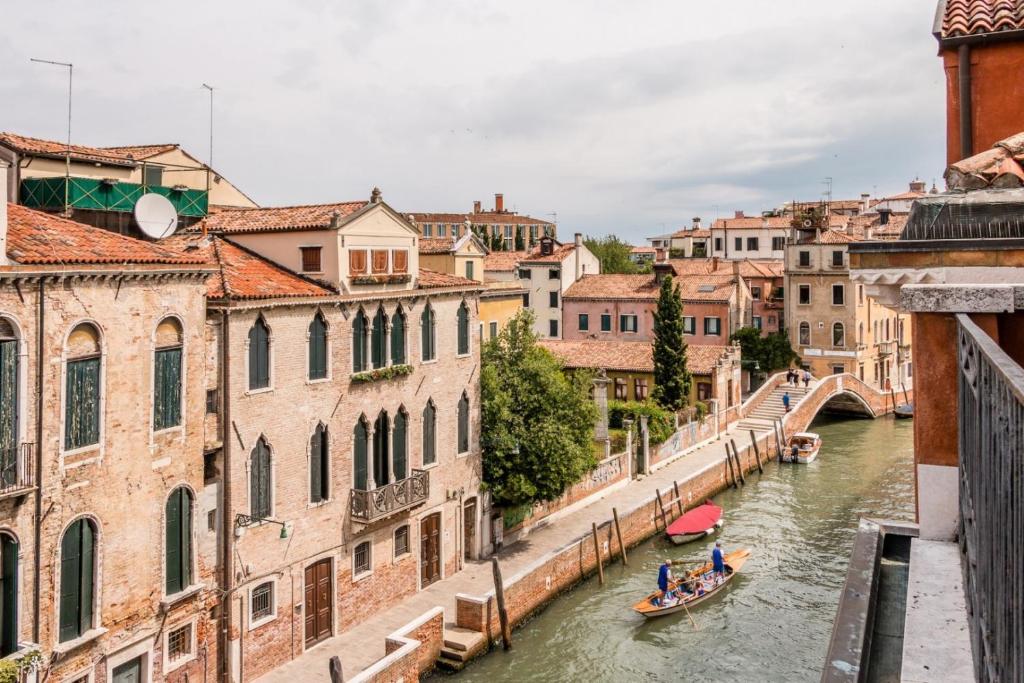 Blick auf einen Kanal in Wildnis von einer Brücke in der Unterkunft Carmini Canal View and balcony with Lift in Venedig