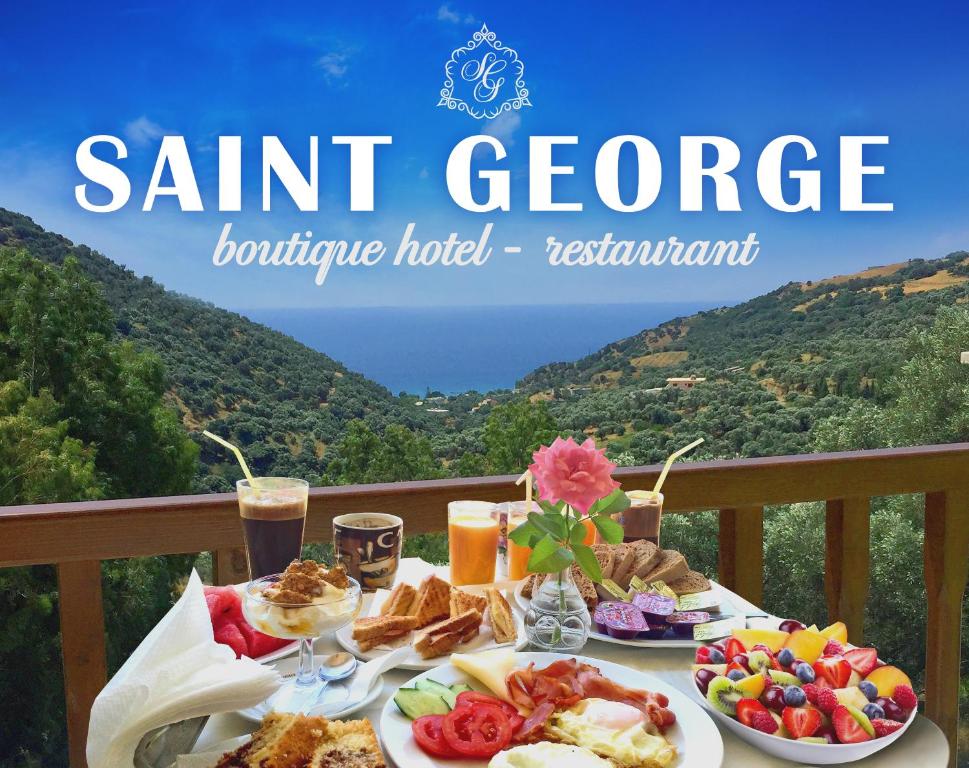 einen Tisch mit Frühstückszutaten und Getränken auf dem Balkon in der Unterkunft Saint George Hotel in Rodakino