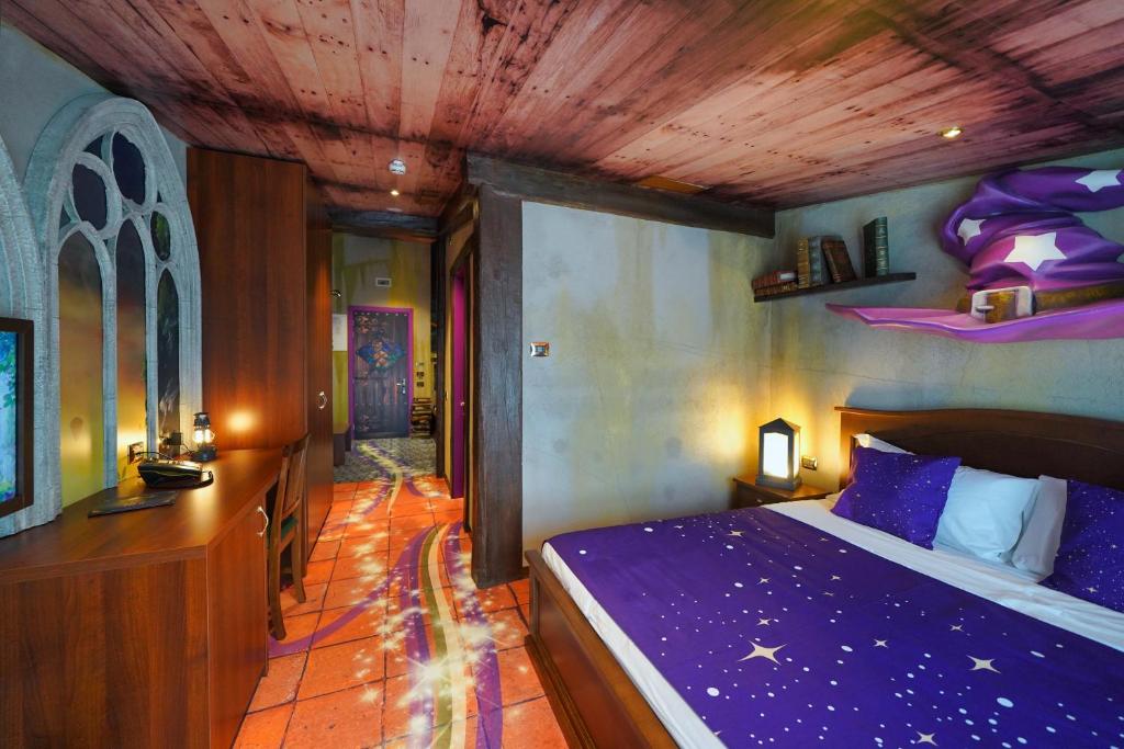 Postel nebo postele na pokoji v ubytování Gardaland Magic Hotel