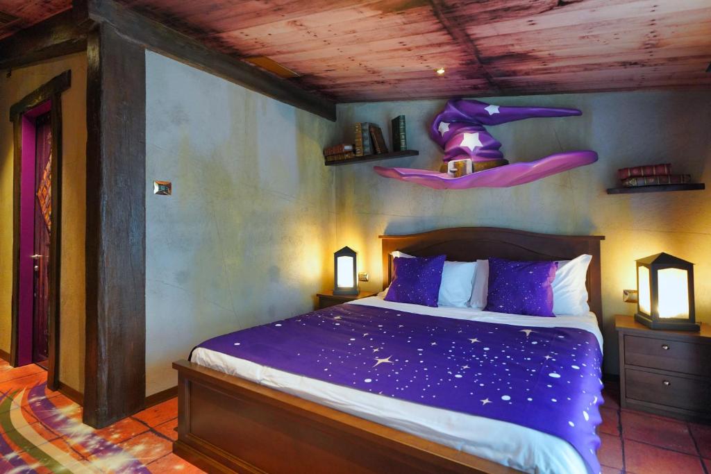 Postel nebo postele na pokoji v ubytování Gardaland Magic Hotel