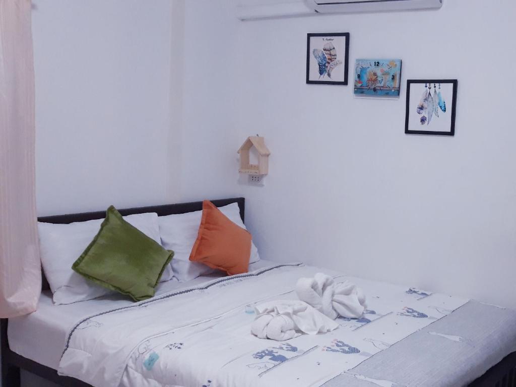 une chambre avec un lit avec des serviettes dessus dans l'établissement บ้านอิงธารา โฮมสเตย์ ศาลายา Baan ing tara homestay salaya, à Salaya