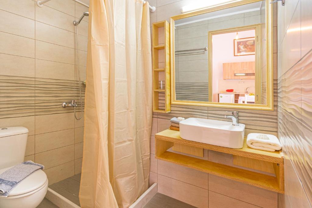 A bathroom at Happiness Apartments