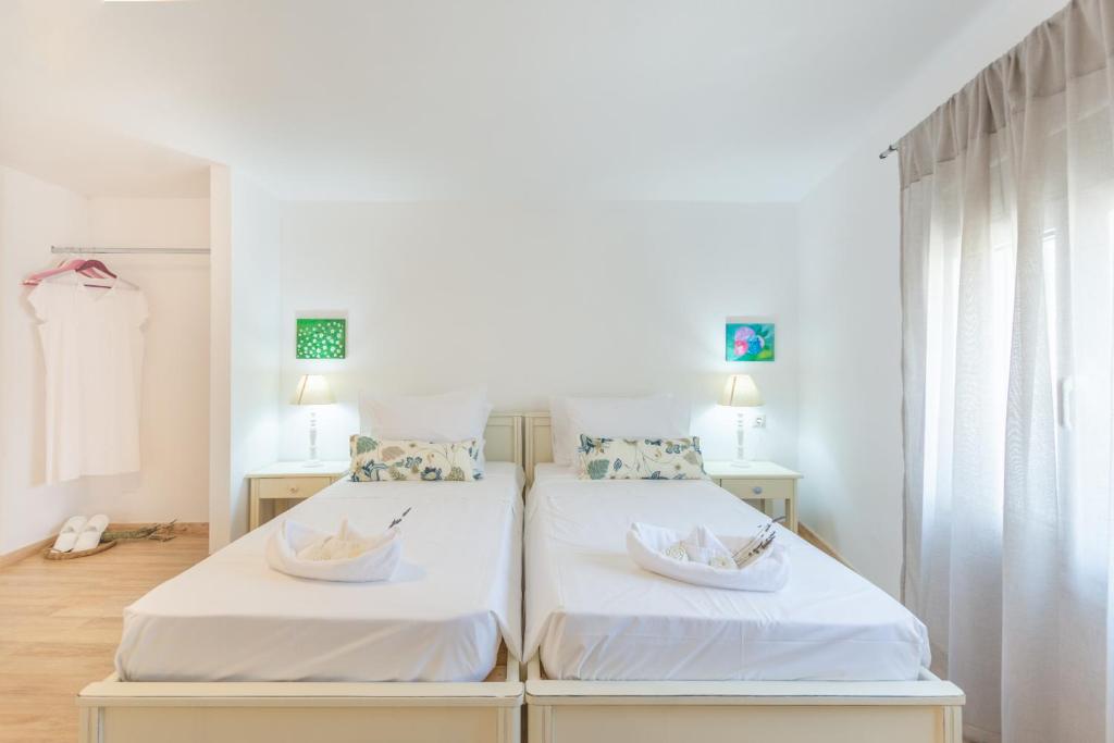 A bed or beds in a room at Happiness Apartments