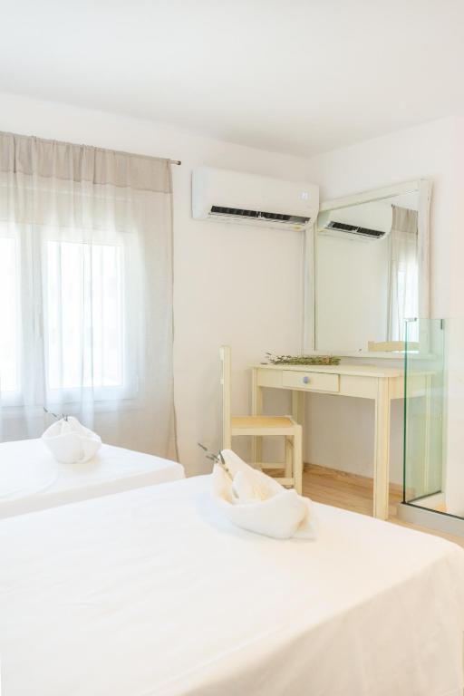 A bed or beds in a room at Happiness Apartments