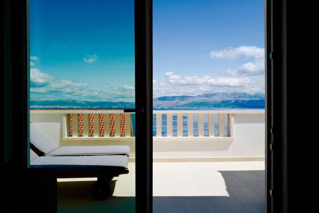 a room with a view of the ocean from a balcony at Apartments Ana Sutivan in Sutivan