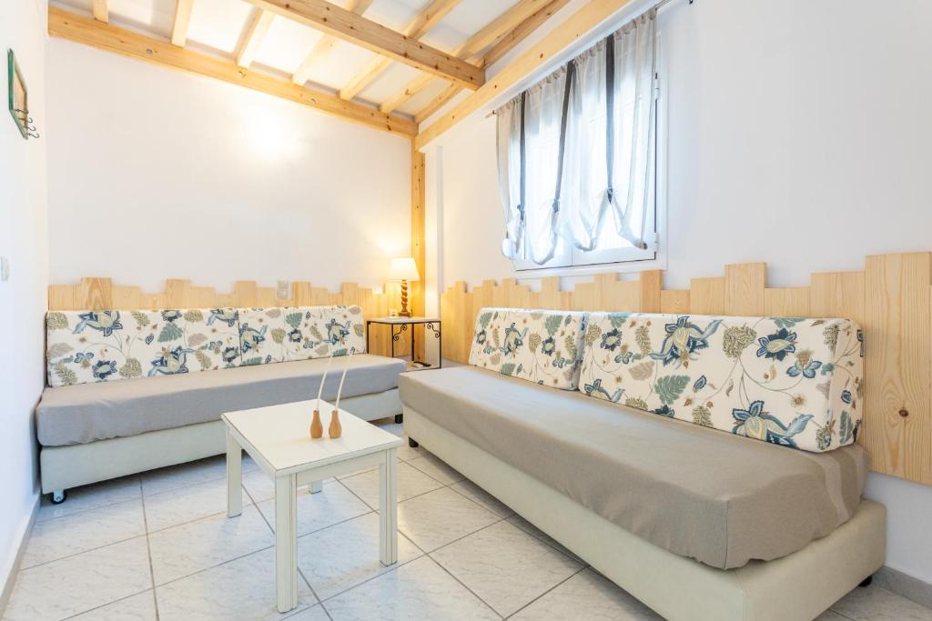 A seating area at Happiness Apartments