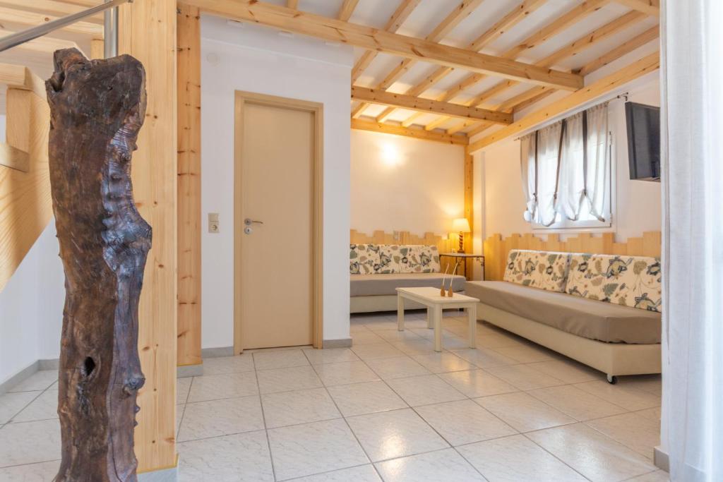 A seating area at Happiness Apartments