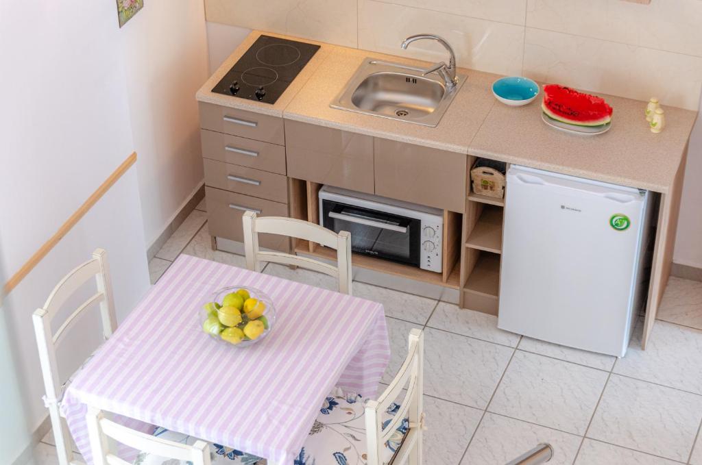 A kitchen or kitchenette at Happiness Apartments