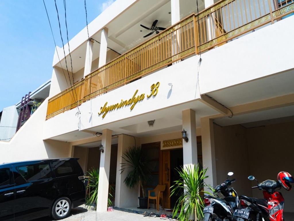 una motocicleta estacionada frente a un edificio en RedDoorz near Cipinang Indah Mall, en Yakarta