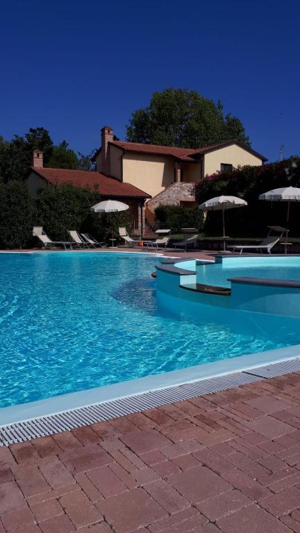 Bazén v ubytovaní Villaggio Turistico Airone alebo v jeho blízkosti