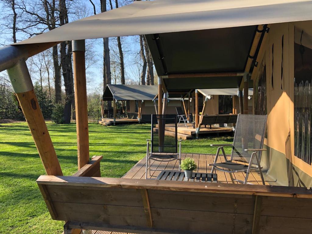 einen Pavillon mit einem Tisch und Stühlen unter einem Zelt in der Unterkunft Ferienhof BrinkOrt in Warmsen