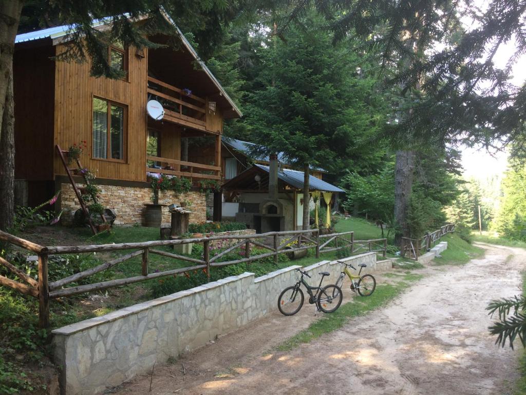 Popovi Livadi的住宿－Moon Valley，两辆自行车停在房子前面