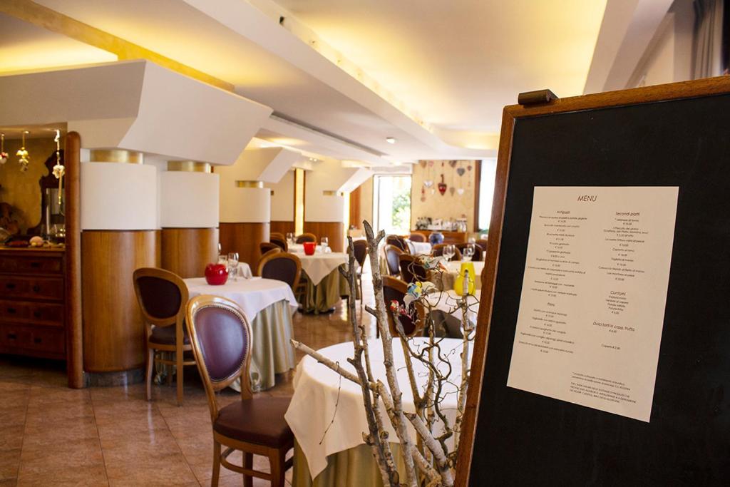 Reštaurácia alebo iné gastronomické zariadenie v ubytovaní Albergo Ristorante Belvedere