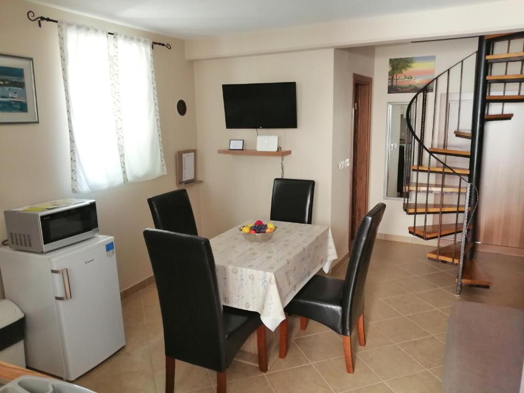 TV a/nebo společenská místnost v ubytování Apartman Ajhner