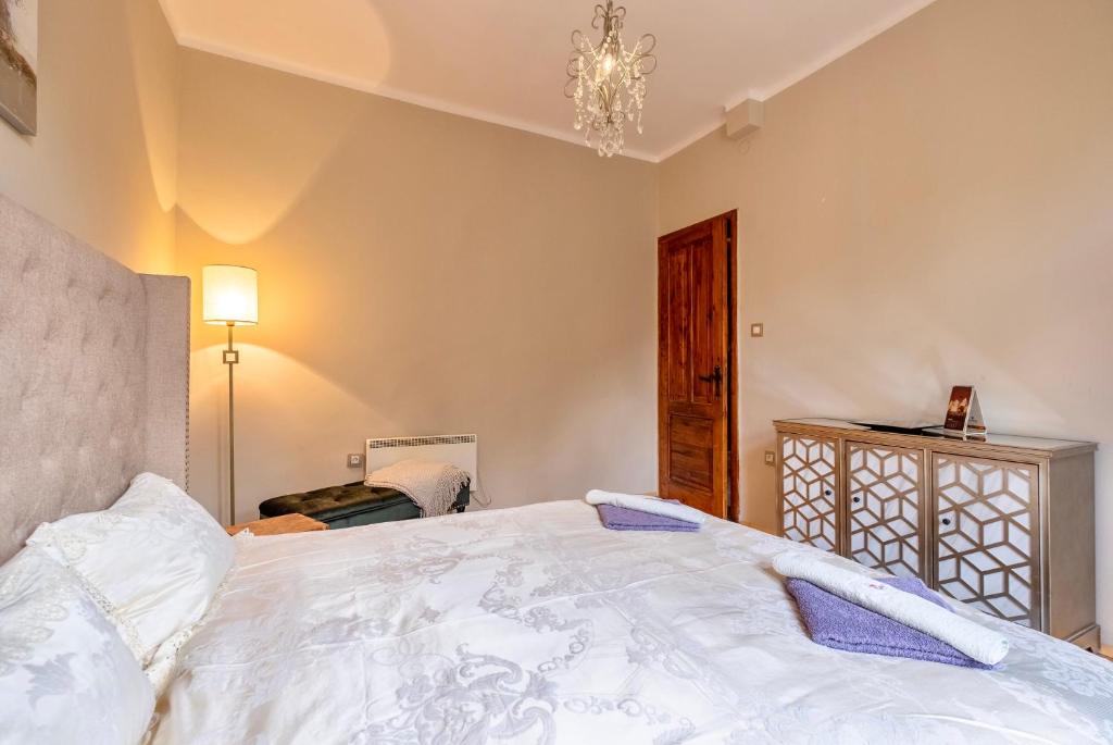 Postel nebo postele na pokoji v ubytování City Center Stylish 3 Bedroom Apartment
