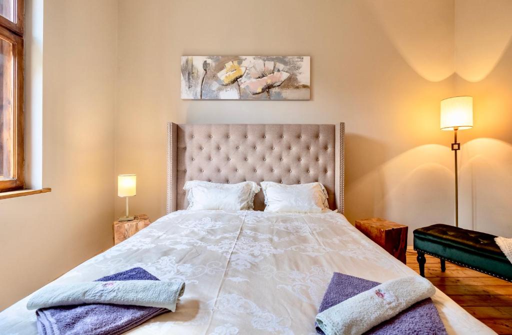 Postel nebo postele na pokoji v ubytování City Center Stylish 3 Bedroom Apartment
