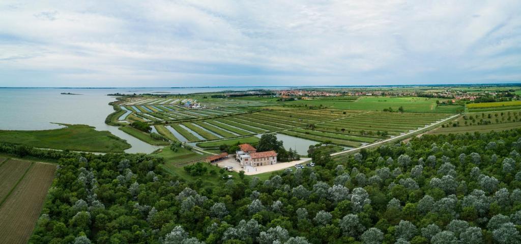 una vista aerea di una grande azienda agricola sull'acqua di Agriturismo Valle Ca' del Lovo a Carlino