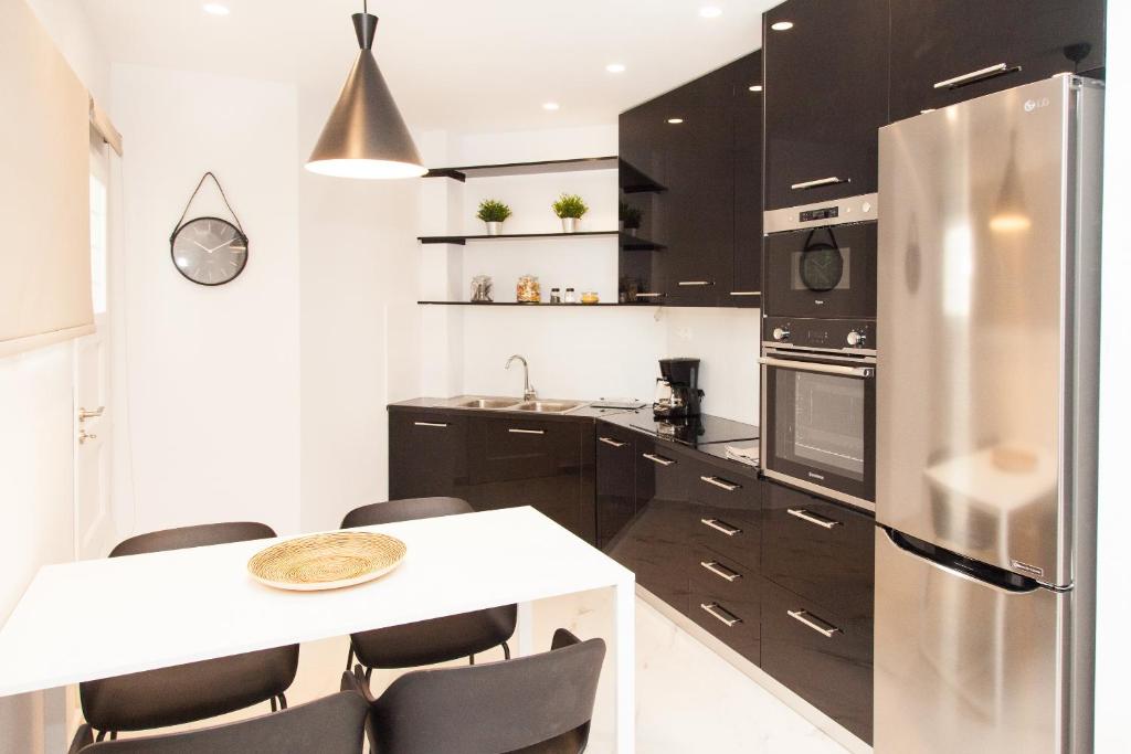 Virtuvė arba virtuvėlė apgyvendinimo įstaigoje Luxurious Apartment in Athens Downtown