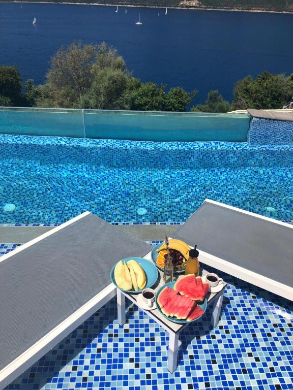 Bazén v ubytování Sappho Boutique Suites nebo v jeho okolí