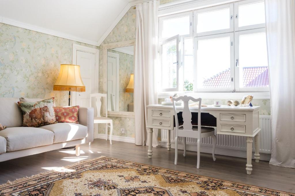 a living room with a desk and a window at B&B Käpylän Helmi in Tampere