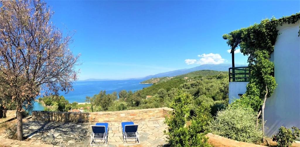 a group of chairs sitting on top of a wall at Traditional Luxury House Kedavros in Lefokastro
