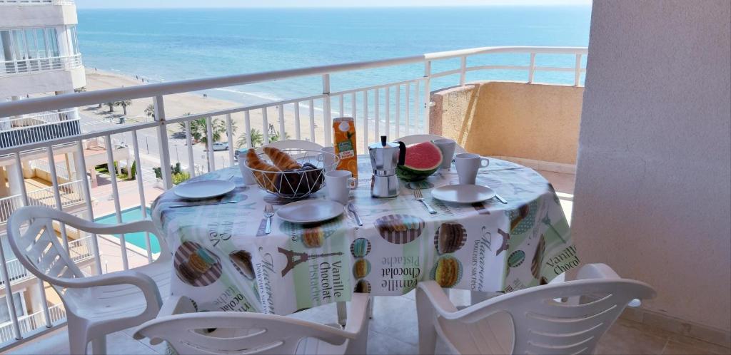 una mesa en un balcón con vistas al océano en Daytona Vidaber Primera línea, en Oropesa del Mar
