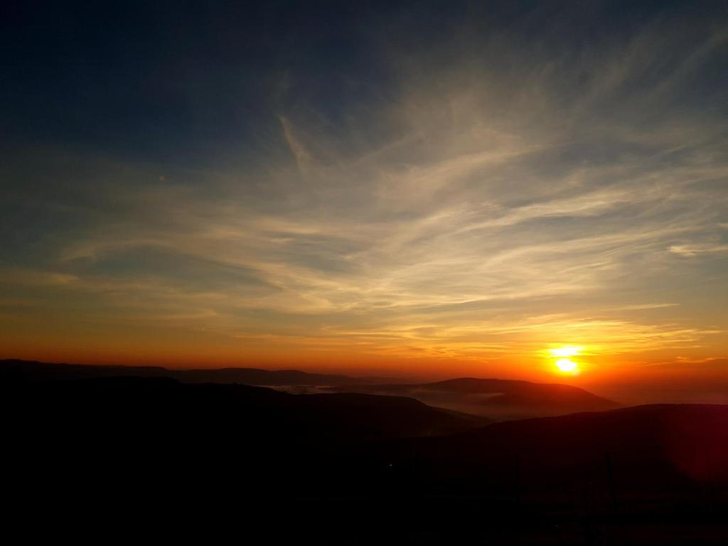 Alba o tramonto visti dall'interno del lodge o dai dintorni