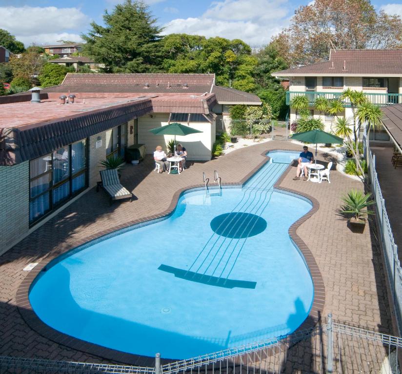 einen Blick über den Pool eines Resorts in der Unterkunft Dukes Midway Lodge in Auckland