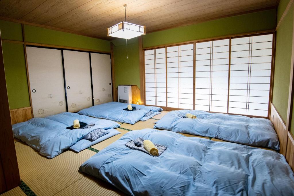 Postel nebo postele na pokoji v ubytování Toemu Nozawa Lodge
