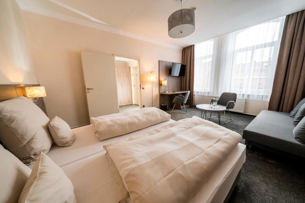 Postel nebo postele na pokoji v ubytování Parkhotel Lingen by Hackmann