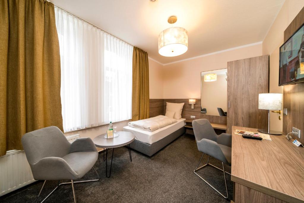 Postel nebo postele na pokoji v ubytování Parkhotel Lingen by Hackmann