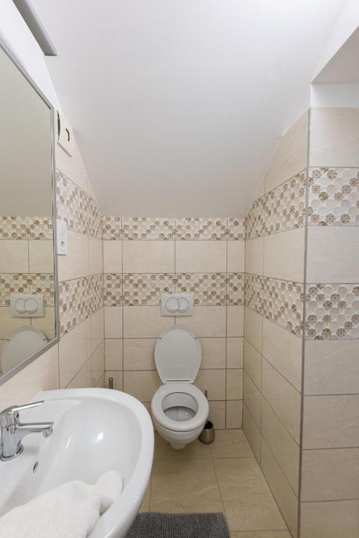 Koupelna v ubytování Hullam Rooms Siofok