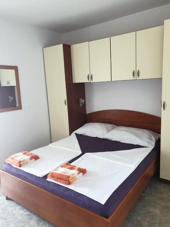 Posteľ alebo postele v izbe v ubytovaní Apartmani Atila Damir