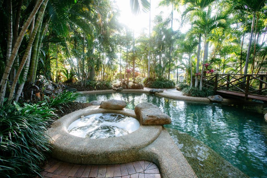 una fontana nel mezzo di una piscina d'acqua di City Oasis Inn a Townsville