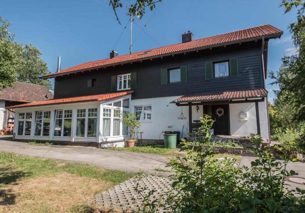 a house with a black and white house at Allgäu-Schwaben-Deluxe-Apartment in Kaufbeuren