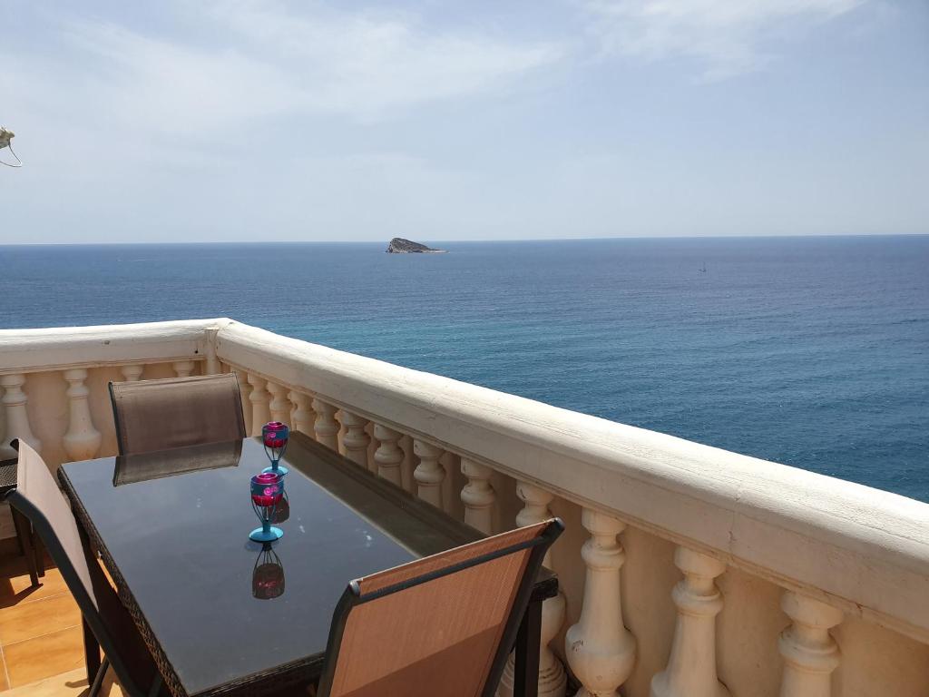 ベニドルムにあるEl Barcoの海を見渡すバルコニー(テーブル、椅子付)