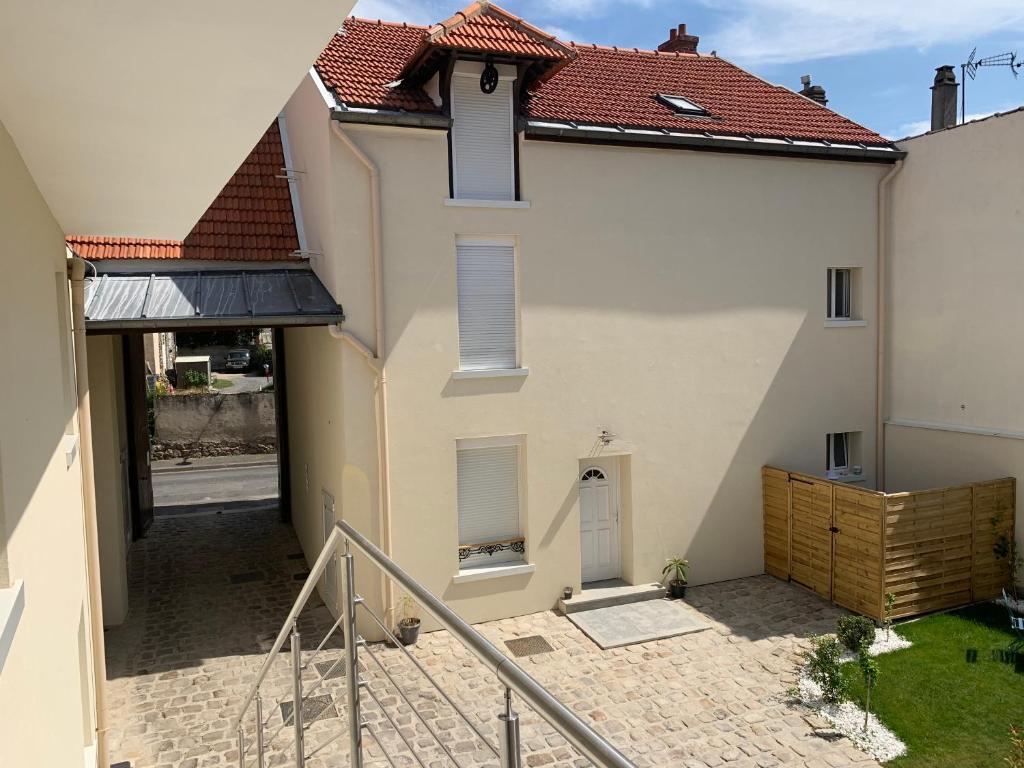 Aussicht vom Balkon eines Hauses in der Unterkunft APPARTEMENT T3 1er étage au calme, 6 couchages in Le Pin