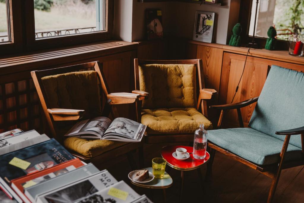 una sala de estar con 2 sillas y una mesa con bebidas en SEEBICHL haus am see Designhotel Kitzbühel, en Kitzbühel